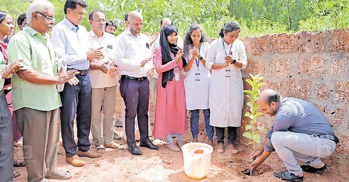 മാലിന്യങ്ങൾ നീക്കം ചെയ്ത സ്ഥലങ്ങളിൽ പച്ച പുതപ്പിക്കുക എന്ന ലക്ഷ്യത്തോടെ മഹ്യൂബ ആരംഭിക്കുന്ന ഗ്രോ ഗ്രീൻ പദ്ധതിയുടെ ഉദ്ഘാടനം ജില്ലാ വ്യവസായ കേന്ദ്രം ജനറൽ മാനേജർ സജിത്ത് കുമാർ നിർവഹിക്കുന്നു.  