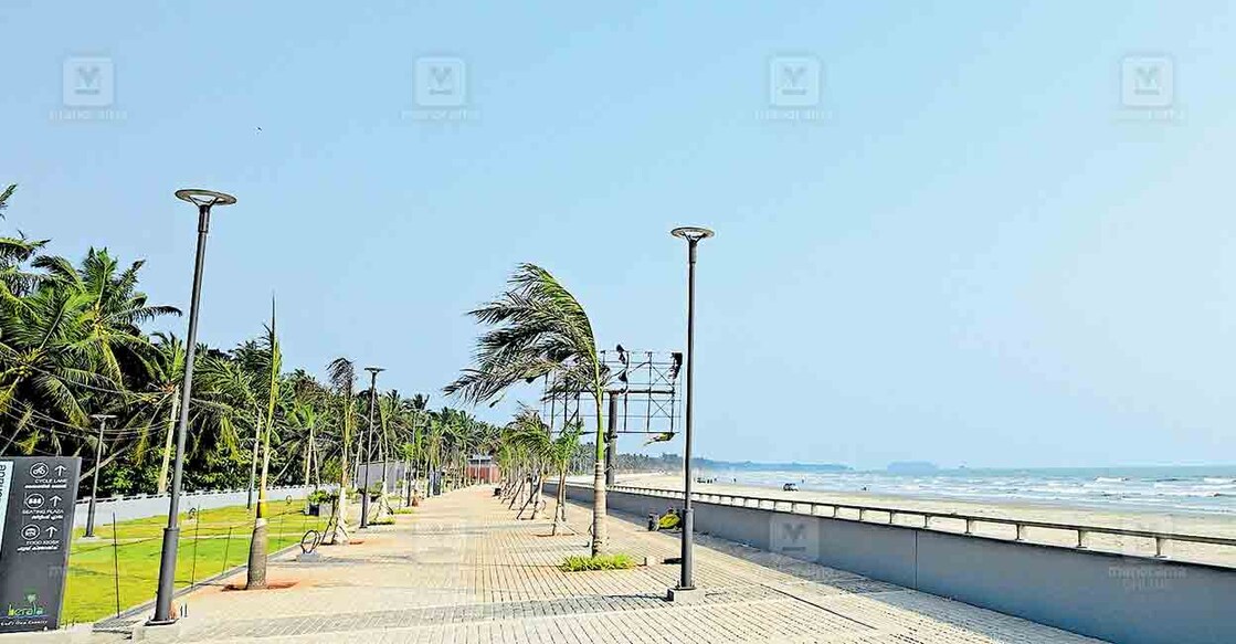 മുഴപ്പിലങ്ങാട് ഡ്രൈവ് ഇൻ ബീച്ചിൽ നിർമാണം പുരോഗമിക്കുന്ന വോക്‌വേ കം പാർക്ക്.  ചിത്രം: മനോരമ  
