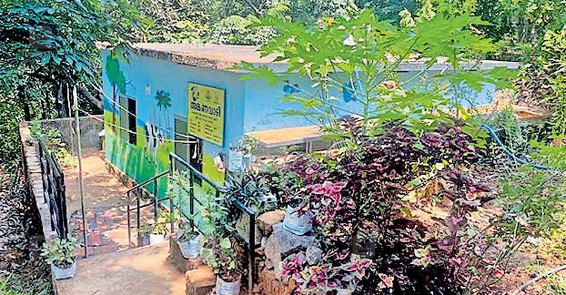 malappuram-kannur-anganawaqadi പോളിങ് സ്റ്റേഷൻ ക്രമീകരിക്കുന്ന ചതിരൂർ അങ്കണവടി