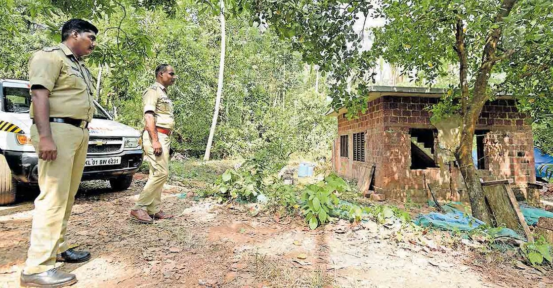 നിർമാണത്തിനിടെ ബോംബ് പൊട്ടിത്തെറിച്ച് സിപിഎം പ്രവർത്തകൻ കൊല്ലപ്പെട്ട പാനൂർ മുളിയാത്തോട്ടിലെ വീടിന്  പൊലീസ് ഉദ്യോഗസ്ഥർ കാവൽ നിൽക്കുന്നു. ചിത്രം: മനോരമ 