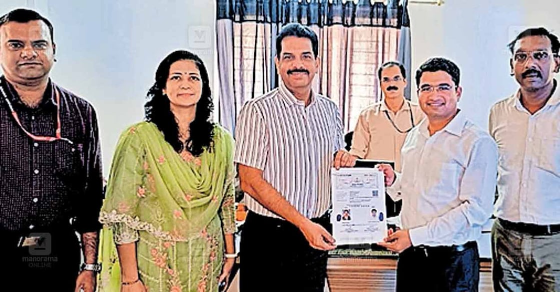 വിമാനത്താവളത്തിന്റെ ഒന്നാം ഗേറ്റിനു സമീപം പെട്രോൾ ബങ്ക് സ്ഥാപിക്കുന്നതു സംബന്ധിച്ച് കിയാലും ബിപിസിഎലും തമ്മിൽ ഒപ്പുവച്ച ധാരണപത്രവുമായി കിയാൽ മാനേജിങ് ഡയറക്ടർ സി.ദിനേശ് കുമാറും ബിപിസിഎൽ ടെറിട്ടറി മാനേജർ ജയദീപ് സുഭാഷും.  