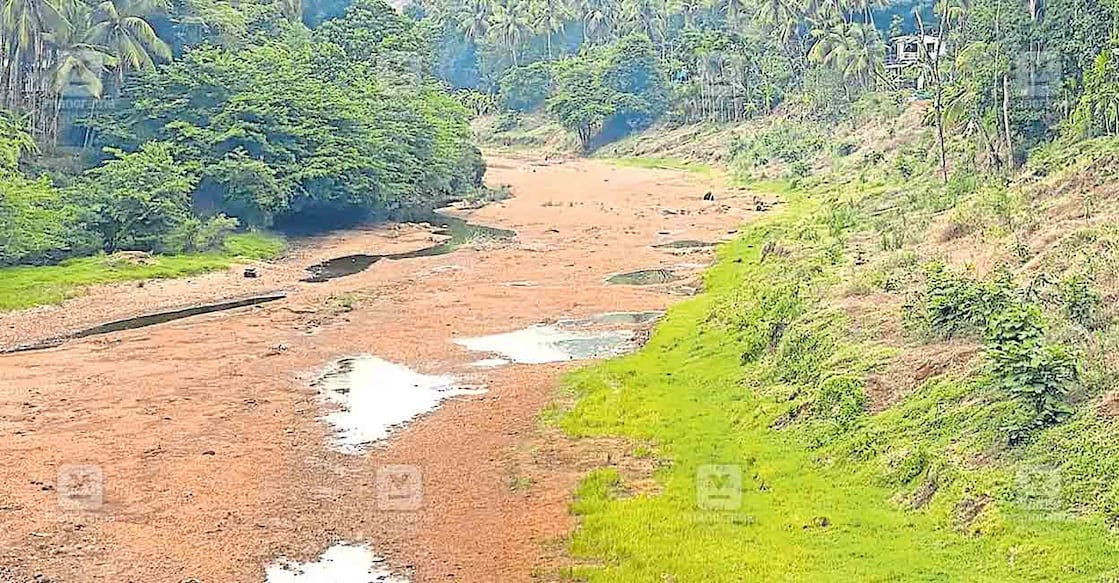 വഴിയല്ല, ഇതു പുഴ
വറ്റിവരണ്ട ചൈത്രവാഹിനിപ്പുഴ കുന്നുംകൈ പാലത്തിന് സമീപം.  