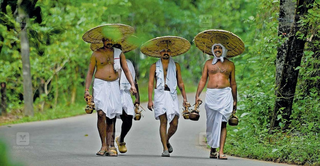 പുണ്യപാതയിൽ... കൊട്ടിയൂർ വൈശാഖോത്സവത്തിൽ ഇന്നു നടക്കുന്ന നെയ്യാട്ടത്തിനുള്ള നെയ്യുമായി വ്രതക്കാർ കൊട്ടിയൂർ ക്ഷേത്രത്തിലേക്ക് നടക്കുന്നു. നെടുംപൊയിലിൽ നിന്നുള്ള ദൃശ്യം. ചിത്രം:  മനോരമ  