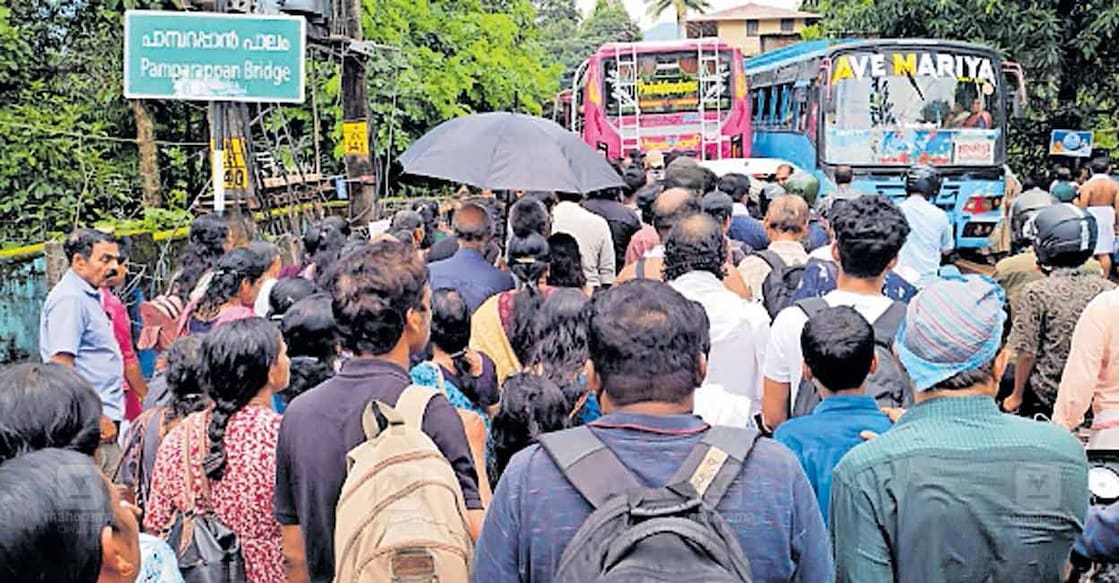 വാഹനങ്ങൾ പാർക്ക് ചെയ്ത ശേഷം കൊട്ടിയൂരിലേക്ക് കാൽനടയായി പോകുന്ന ഭക്തജനങ്ങൾ.  