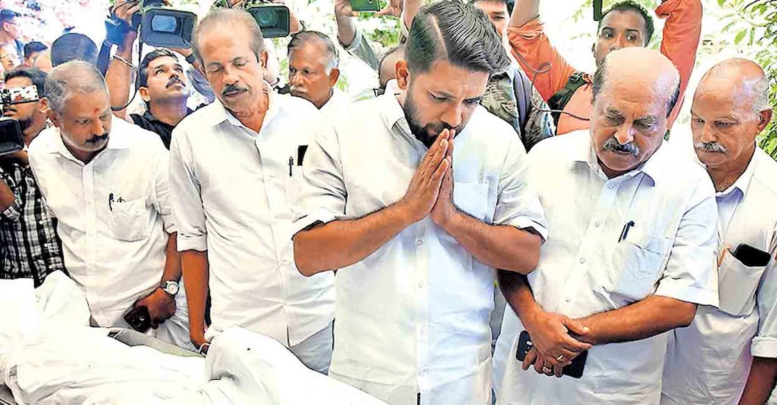 തലശ്ശേരി എരഞ്ഞോളിയിൽ  ആളൊഴിഞ്ഞ വീട്ടുപറമ്പിൽ ബോംബ് പൊട്ടി മരിച്ച കെ.കെ.വേലായുധന്റെ വീട്ടിലെത്തി നിയുക്ത എംപി ഷാഫി പറമ്പിൽ അന്തിമോപചാരം അർപ്പിക്കുന്നു.  