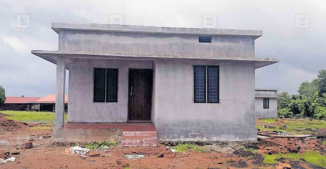 new-house പെരിങ്ങോത്ത് നിർമാണം പൂർത്തിയായ വീട് അടച്ചിട്ട നിലയിൽ.