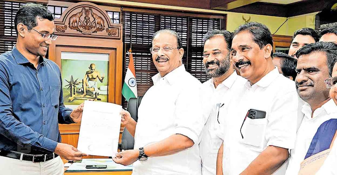 ചിരിക്കാണ് സർട്ടിഫിക്കറ്റ് !..  കണ്ണൂർ ലോക്സഭാ മണ്ഡലത്തിൽ വിജയിച്ച യുഡിഎഫിലെ കെ.സുധാകരൻ വരണാധികാരി കൂടിയായ കലക്ടർ അരുൺ കെ.വിജയനിൽ നിന്നു തിരഞ്ഞെടുപ്പ് സർട്ടിഫിക്കറ്റ് കൈപ്പറ്റുന്നു. ചീഫ് ഇലക്‌ഷൻ ഏജന്റ് ടി.ഒ.മോഹനൻ, ഡിസിസി പ്രസി‍ഡന്റ് മാർട്ടിൻ ജോർജ്, കോർപറേഷൻ മേയർ മുസ്‌ലിഹ് മഠത്തിൽ, ഡപ്യൂട്ടി മേയർ പി.ഇന്ദിര തുടങ്ങിയവർ സമീപം.  ചിത്രം: മനോരമ  
