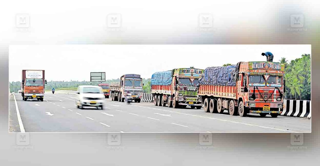 തലശ്ശേരി–മാഹി ബൈപാസിൽ കവിയൂർ ഭാഗത്ത് ബൈപാസിന്റെ വശങ്ങളിൽ നിർത്തിയിട്ടിരിക്കുന്ന ലോറികൾ. ചിത്രം:മനോരമ