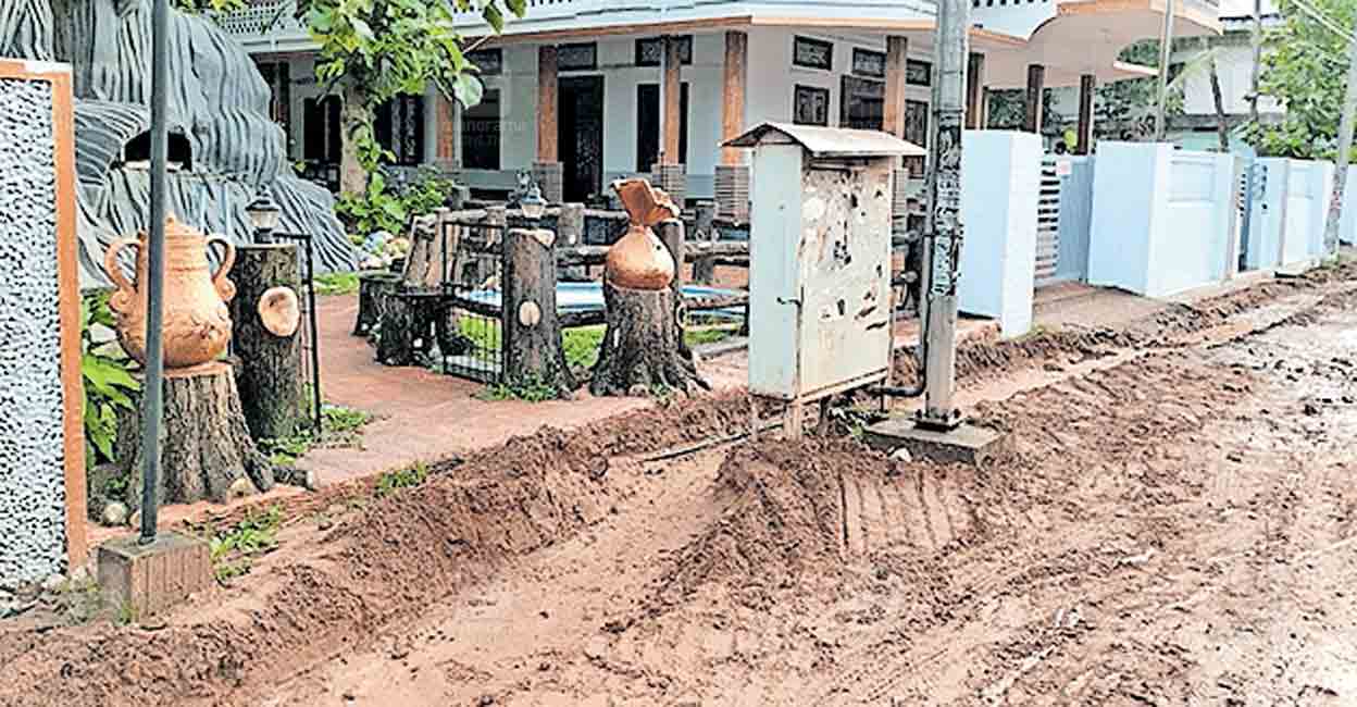 വെള്ളക്കെട്ട് ഒഴിവാക്കാൻ കുഴിയെടുത്തു; റോഡ് ചെളിമയം