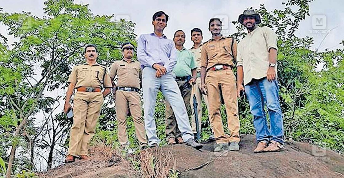 ആറളം ആനമതിൽ പണിയിൽ അലൈൻമെന്റ് മാറ്റം പറഞ്ഞ കോട്ടപ്പാറ മേഖലയിൽ സബ് കലക്ടർ സന്ദീപ് കുമാറിന്റെ നേതൃത്വത്തിൽ സന്ദർശനം നടത്തിയപ്പോൾ  
