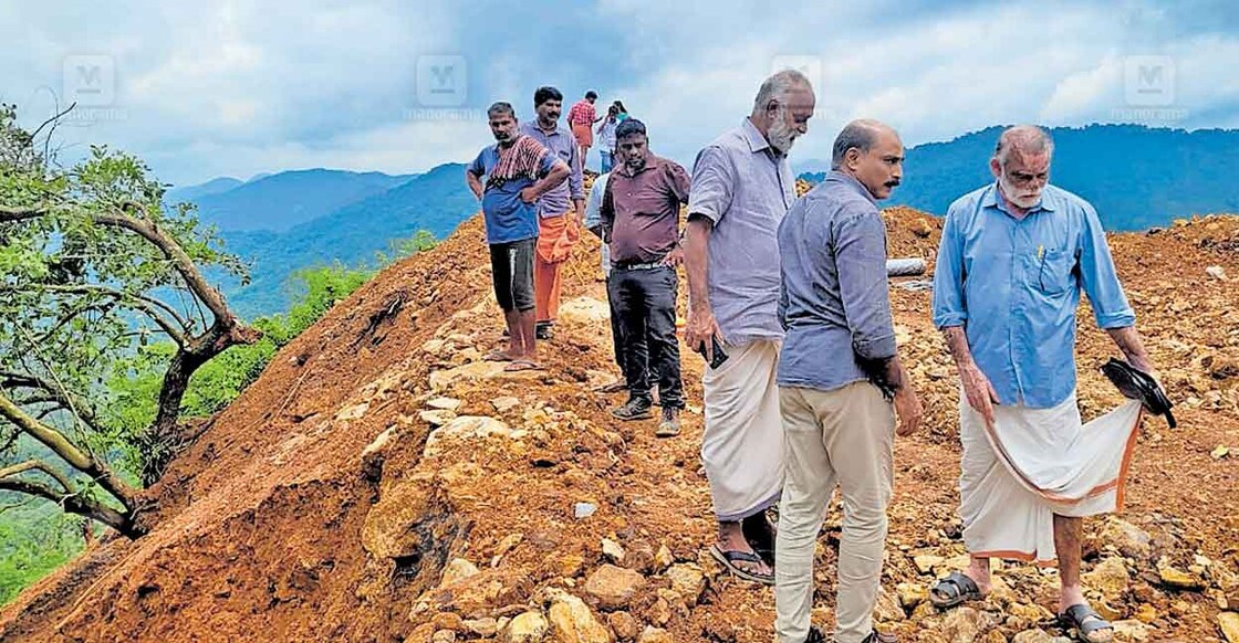 മണ്ണ് കൂട്ടിയിട്ട സ്ഥലം പഞ്ചായത്ത് പ്രസിഡന്റ് 

കെ.എഫ്.അലക്സാണ്ടറും സംഘവും സന്ദർശിക്കുന്നു.  '



