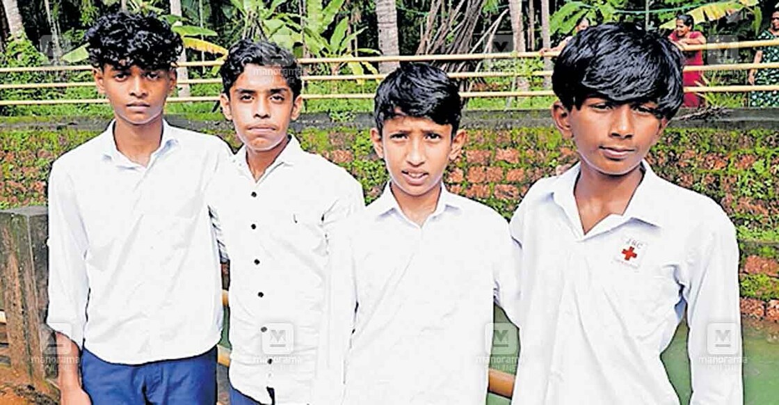 kannur-students കരിയാട് കിടഞ്ഞിയിൽ കുളിക്കുന്നതിനിടയിൽ മുങ്ങിപ്പോയ മുഹമ്മദ് സയാനും, സയാനെ രക്ഷിക്കാനുള്ള ശ്രമത്തിനിടയിൽ മുങ്ങിയ അഹ്നഫും രക്ഷകരായെത്തിയ ഹൃദു നന്ദുവും ശ്രീഹരിയും കുളത്തിനരികിൽ.(നടുവിൽ സയാനും അഹ്നഫും രണ്ടു ഭാഗത്ത് നിൽക്കുന്നത് ഹദു നന്ദുവും ശ്രീഹരിയും)