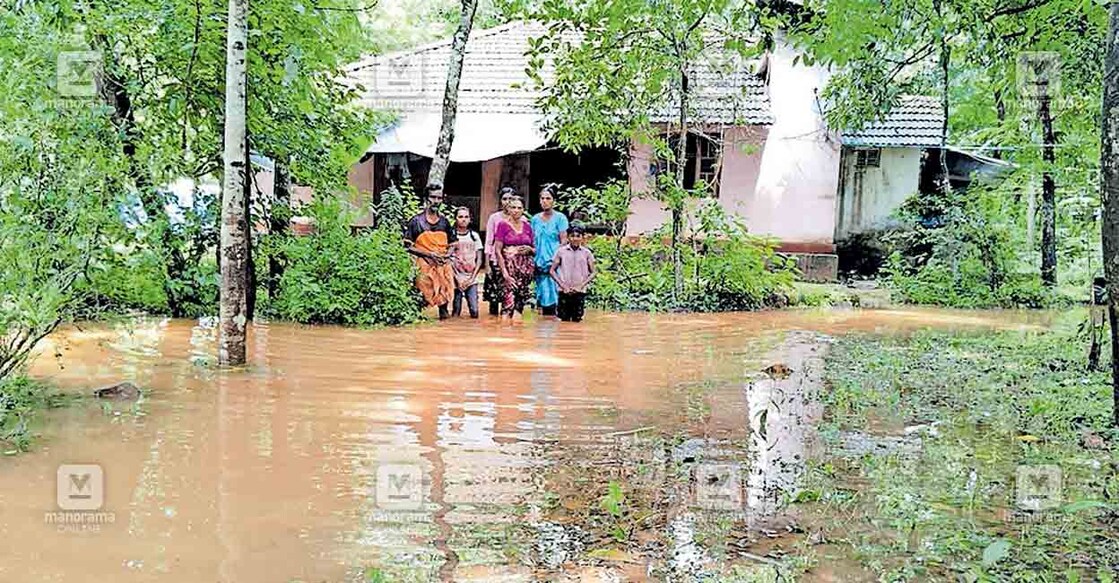 നടുവനാട് കോട്ടൂർഞ്ഞാൽ താഴെ പുരയിൽ മാധവിയും കുടംബവും താമസിക്കുന്ന വീട്ടിൽ വെള്ളം കയറിയപ്പോൾ.  
