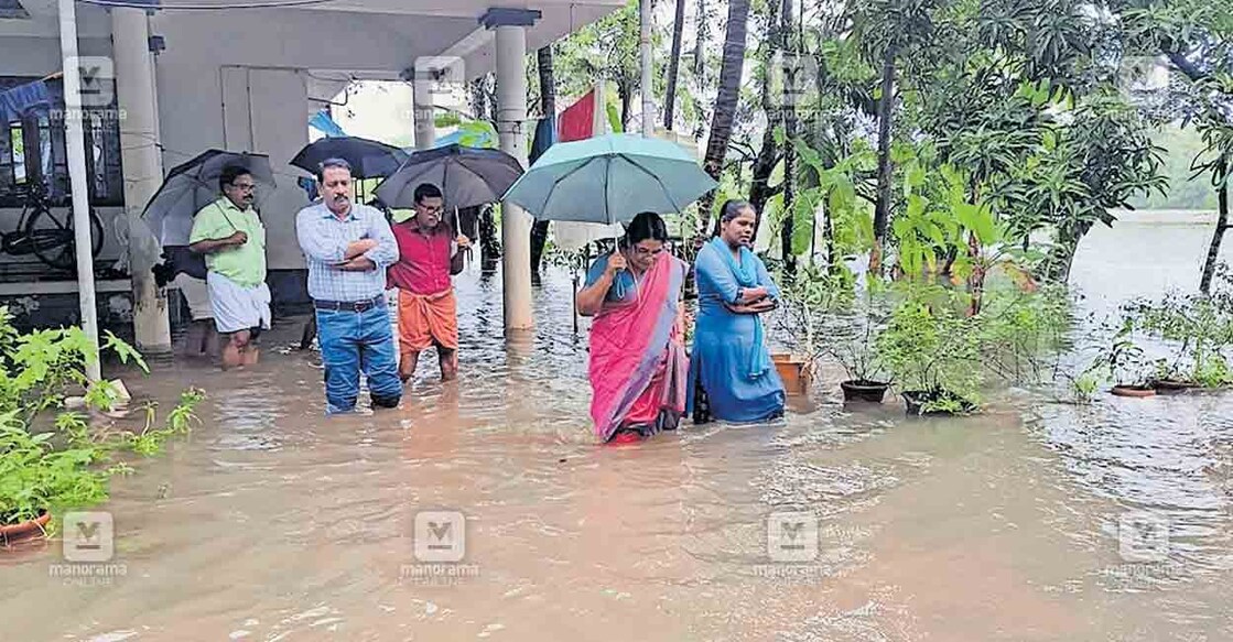 കാനായി മീങ്കുഴി അണക്കെട്ട് കരകവിഞ്ഞതിനെ തുടർന്ന് വെള്ളം കയറിയ പ്രദേശങ്ങൾ പയ്യന്നൂർ നഗരസഭാ അധ്യക്ഷ കെ.വി.ലളിതയുടെ നേതൃത്വത്തിൽ ജനപ്രതിനിധികൾ സന്ദർശിക്കുന്നു.  