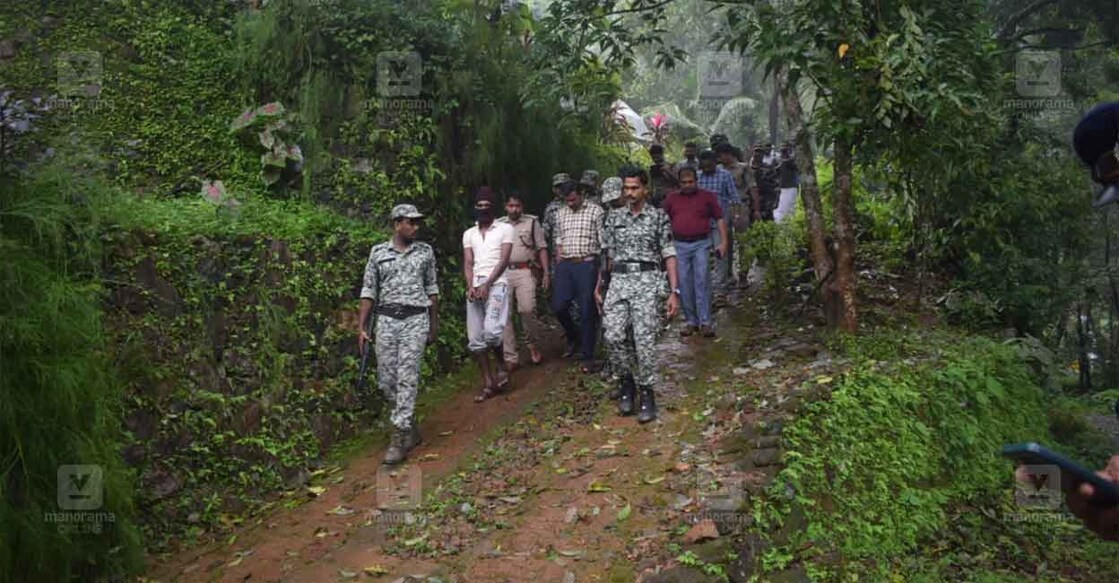 മാവോയിസ്റ്റ് മനോജുമായി തെളിവെടുപ്പ് നടത്തുന്നു. 