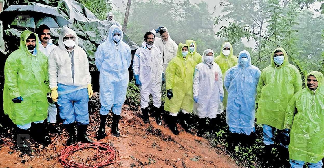 ഉദയഗിരി പഞ്ചായത്തിൽ ആഫ്രിക്കൻ പന്നിപ്പനി സ്‌ഥിരീകരിച്ച ഫാമുകളിലെ പന്നികളുടെ കള്ളിങ്ങിനായി എത്തിയ റാപിഡ്  റെസ്പോൺസ് ടീം.  