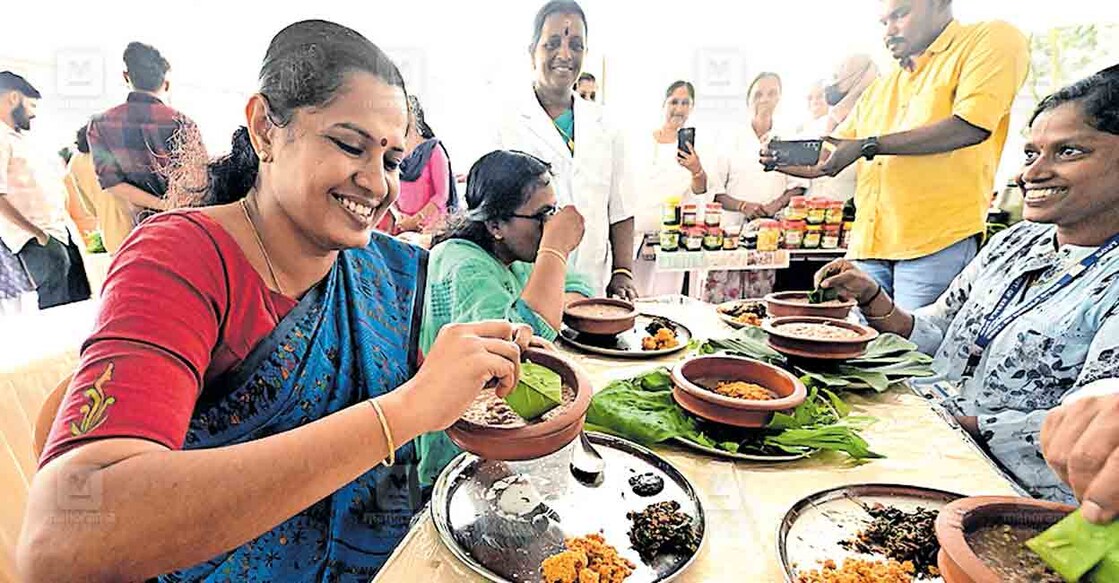 കുടുംബശ്രീ ജില്ലാ മിഷൻ കണ്ണൂർ കലക്ടറേറ്റ് വളപ്പിൽ ആരംഭിച്ച ‘അമൃതം കർക്കടകം’ പരമ്പരാഗത ആരോഗ്യ ഭക്ഷ്യമേളയുടെ ഉദ്ഘാടനം നിർവഹിച്ച ജില്ലാ പഞ്ചായത്ത് പ്രസിഡന്റ് പി.പി.ദിവ്യ കർക്കടകക്കഞ്ഞി കുടിക്കുന്നു.  ചിത്രം: മനോരമ  