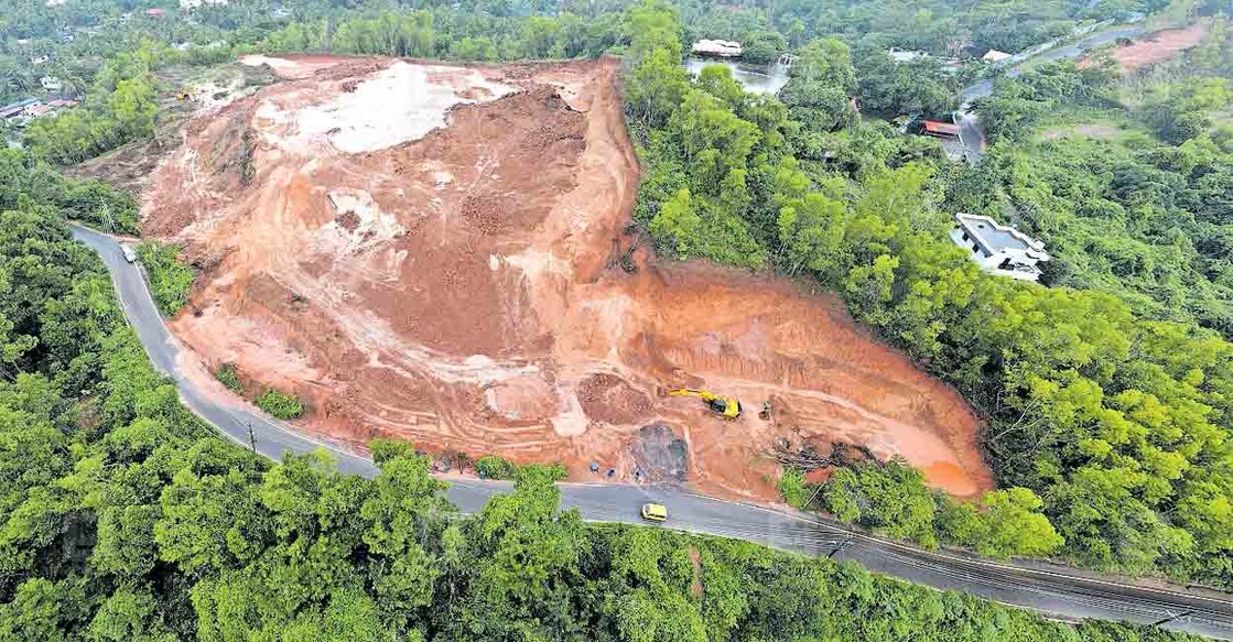 ദേശീയപാത നിർമാണത്തിനു വേണ്ടി ചാല-മനയത്തുമൂല-ആറ്റടപ്പ റോഡരികിലെ പൂരോന്ന് കുന്ന് ഇടിച്ച് മണ്ണെടുത്തതിന്റെ ആകാശ ദൃശ്യം. കുന്നിൽ മണ്ണ് ഇളകിക്കിടക്കുന്നതിന് താഴെ റോഡും റോഡിനു താഴെ ജനവാസകേന്ദ്രവുമാണ്. ചിത്രങ്ങൾ :മനോരമ