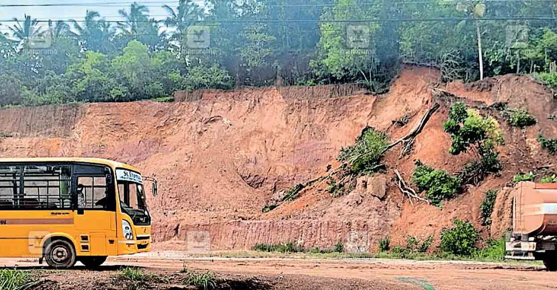 പള്ളിപ്പൊയിൽ വിളക്കാനാൻമെട്ടയിൽ റോ‍ഡരികിലെ കുന്ന് ഇടിച്ച നിലയിൽ.