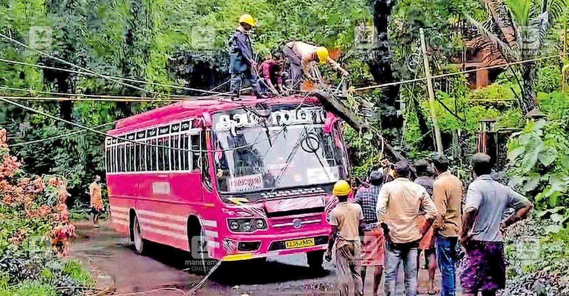 പേരാവൂർ തിരുവോണപ്പുറത്ത് വൈദ്യുതത്തൂൺ ബസിനു മുകളിലേക്ക് വീണ് ഉണ്ടായ അപകടം.  