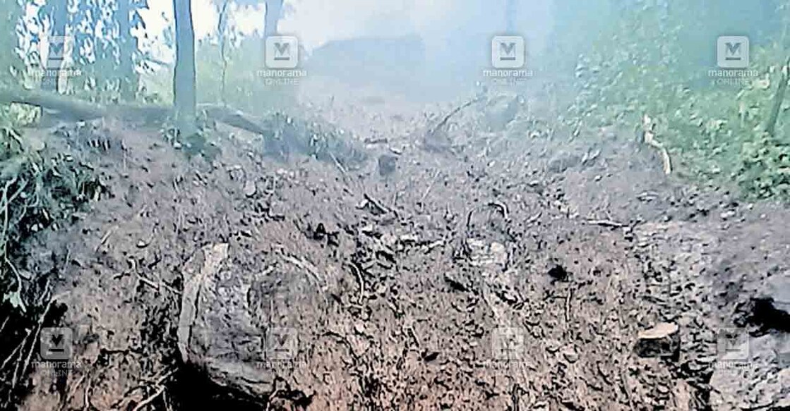 kannur-landslide-1 പാനൂർ വാഴമലയിലുണ്ടായ ഉരുൾപൊട്ടൽ.