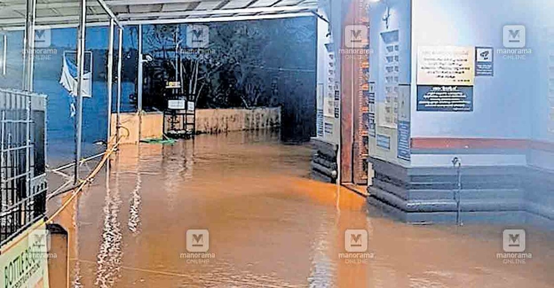 വളപട്ടണം പുഴയിൽ ജല നിരപ്പ് ഉയർന്നതിനെ തുടർന്ന് പറശ്ശിനിക്കടവ് ക്ഷേത്ര പടിപ്പുരയിൽ വരെ വെള്ളം എത്തിയ നിലയിൽ.  