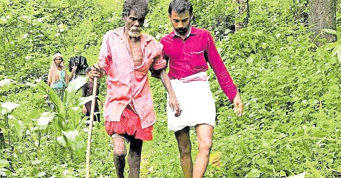 കാട്ടാനയുടെ ആക്രമണത്തിൽ പരുക്കേറ്റ കുഞ്ഞിരാമനെ ആശുപത്രിയിലേക്കു കൊണ്ടുപോകുന്നു.  