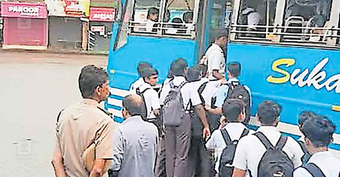 kannur-panoor-bus-stand
പാനൂർ ബസ് സ്റ്റാൻഡിൽ പൊലീസ് സാന്നിധ്യത്തിൽ വിദ്യാർഥികൾ ബസിൽ കയറുന്നു.