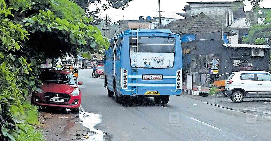 എടക്കാട് ടൗൺ റോഡിലൂടെ തലശ്ശേരി ഭാഗത്തേക്ക് പോകുന്ന 
സ്വകാര്യ ബസ്. ചിത്രം: മനോരമ  