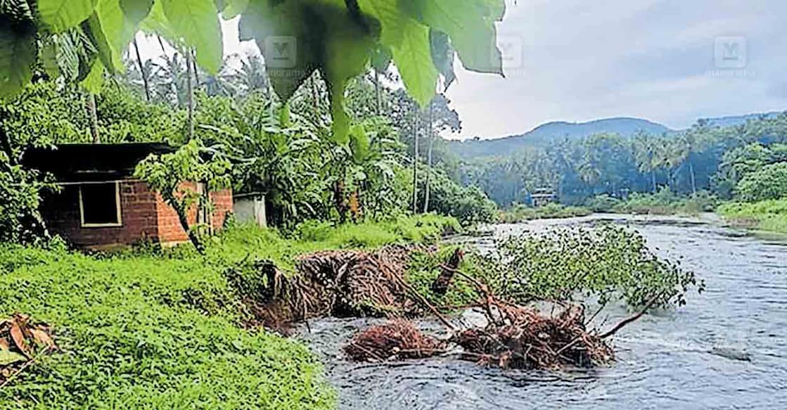 ക്കുവ പുഴ ഗതിമാറി ഒഴുകിയതിനെത്തുടർന്ന് ആറളം ഫാം പുനരധിവാസ മേഖലയിൽ ബ്ലോക്ക് 11ൽ 
താമസിക്കുന്ന അമ്മിണിയുടെ പുരയിടം പുഴയിലേക്ക് ഇടിഞ്ഞ നിലയിൽ.  