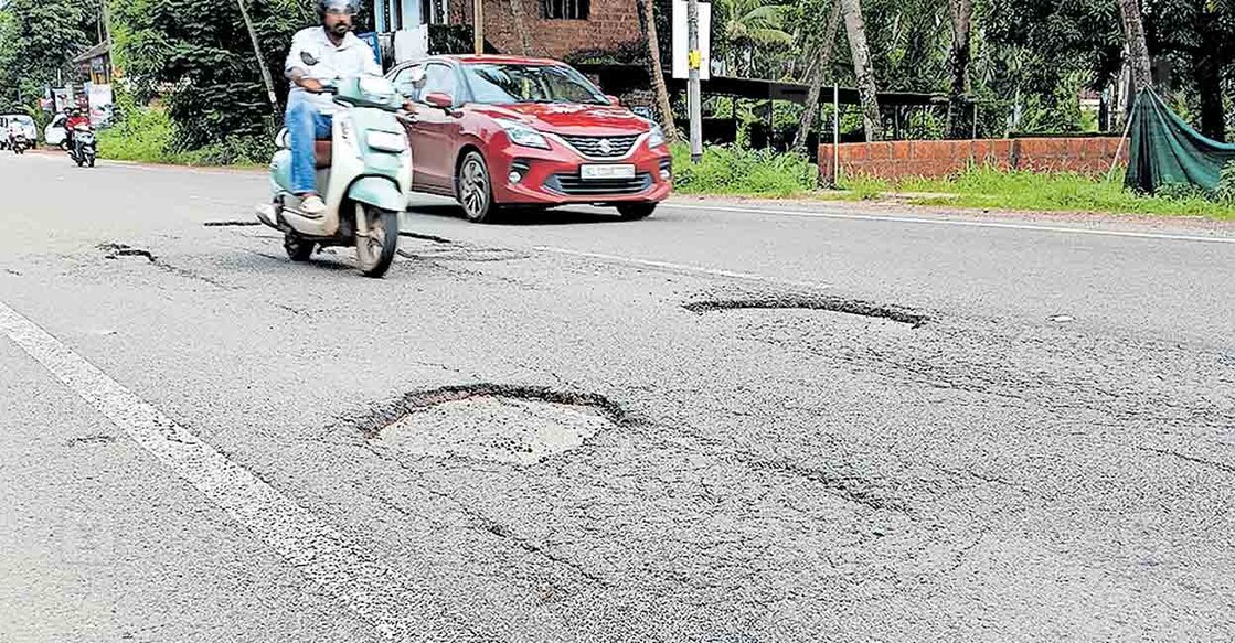 kstp-road കെഎസ്ടിപി റോഡ് പാപ്പിനിശ്ശേരി കരിക്കൻകുളത്ത് റോഡ് തകർന്നു കുഴികളായ നിലയിൽ.