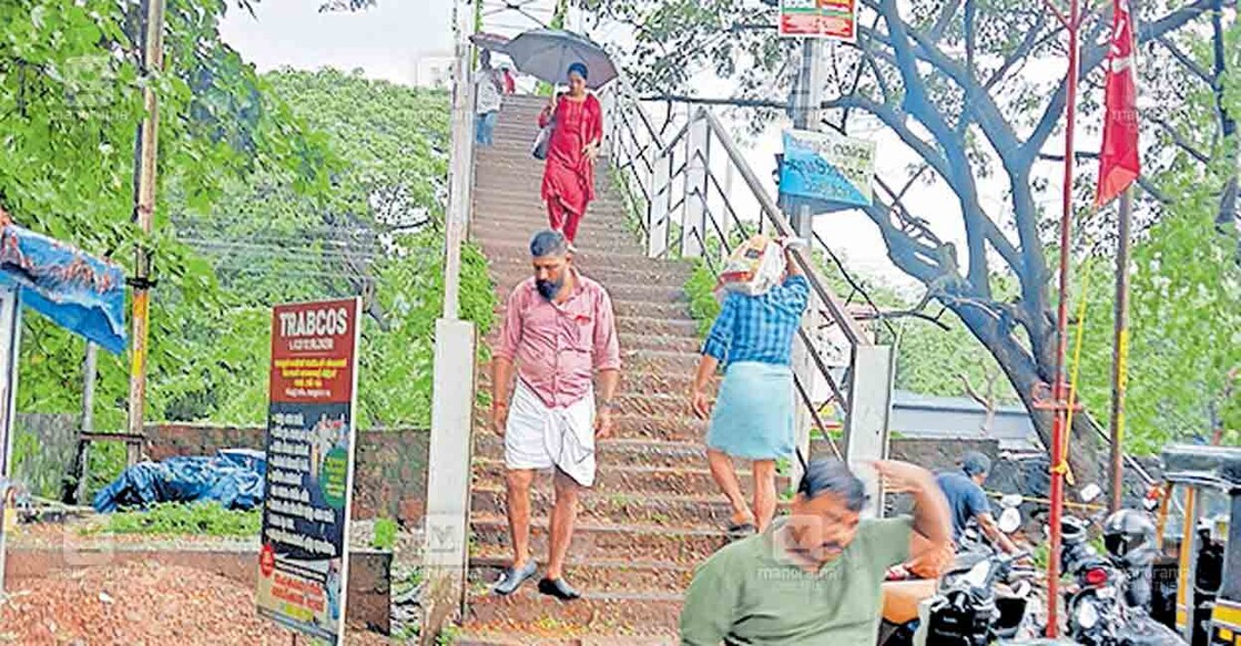 thalasseri-over-bridge തലശ്ശേരി
പുതിയ ബസ് സ്റ്റാൻഡ്
പരിസരത്തെ റെയിൽവേ ഫൂട് ഓവർ ബ്രിജ്. താഴത്തെ പടികൾ തകർന്ന് ഇഷ്ടിക
പുറത്തായ
നിലയിൽ