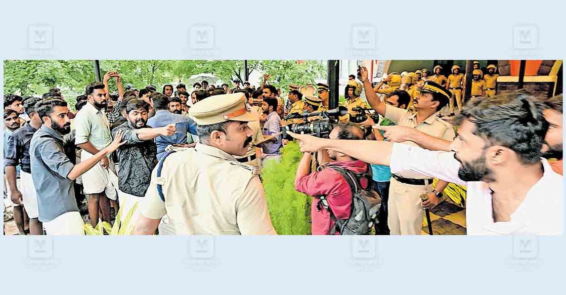 kannue-election-issue-conflict പോർമുഖം...താവക്കര ക്യാംപസിൽ നടന്ന കണ്ണൂർ സർവകലാശാല യൂണിയൻ തിരഞ്ഞെടുപ്പിൽ വോട്ട് ചെയ്യാനെത്തിയ എംഎസ്എഫിന്റെ യുയുസിയെ കള്ളവോട്ട് ചെയ്യാനെത്തിയതാണെന്ന് ആരോപിച്ച് എസ്എഫ്ഐ പ്രവർത്തകർ തടഞ്ഞതിലും ഐഡി കാർഡ് പിടിച്ചെടുത്തതിലും പ്രതിഷേധിച്ച് എസ്എഫ്ഐ – യുഡിഎസ്എഫ് പ്രവർത്തകർ തമ്മിലുണ്ടായ തർക്കം. ചിത്രം: മനോരമ