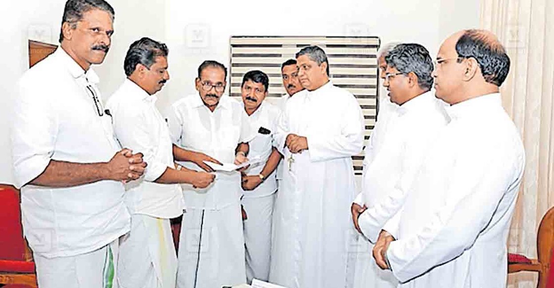 

കത്തോലിക്കാ കോൺഗ്രസ് തലശ്ശേരി അതിരൂപതാ ഭാരവാഹികൾ മന്ത്രി എ.കെ.ശശീന്ദ്രനു നിവേദനം നൽകുന്നു. സമീപം തലശ്ശേരി ആർച്ച് ബിഷപ് മാർ.ജോസഫ് പാംപ്ലാനി.  

