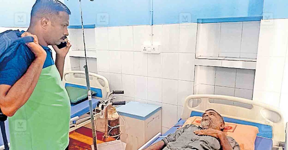 പിണറായി കമ്മ്യൂണിറ്റി ഹെൽത്ത് സെന്ററിൽ സുരേഷ് ബാബുവിനരികെ വി.വി.ധനേഷ്.  

