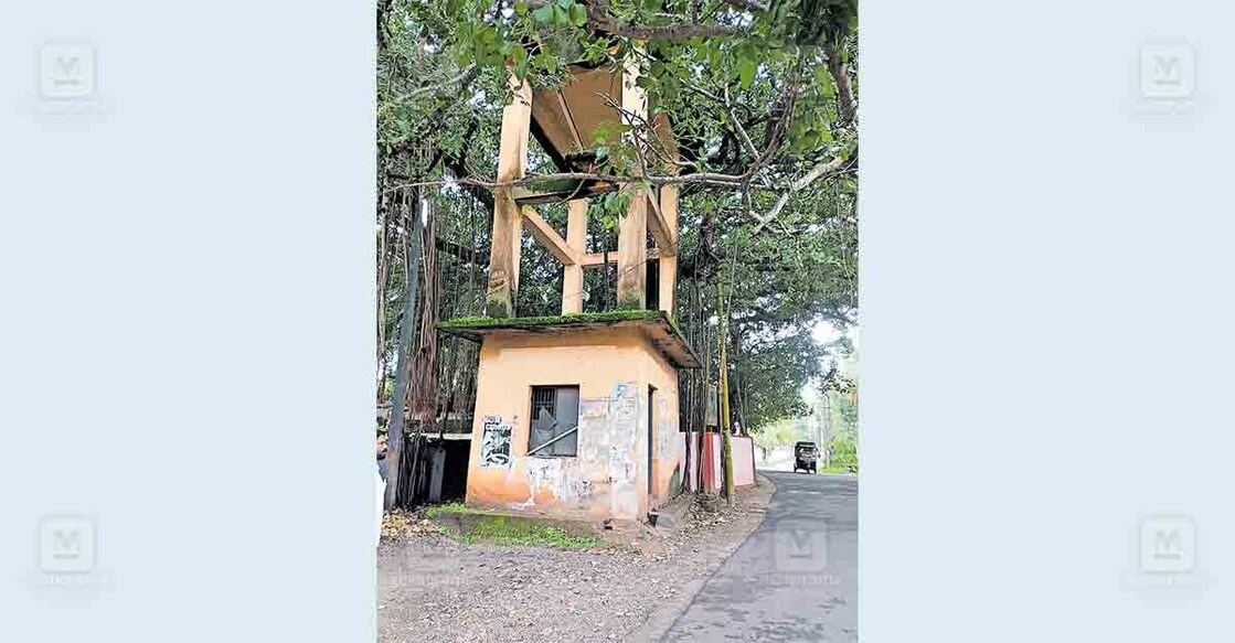 താരാപുരം വാടിക്കൽ റോഡരികിൽ അപകടാവസ്ഥയിലായ ജലസംഭരണി.  
