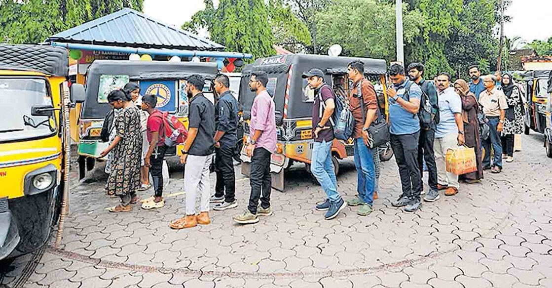 kannur-railway-station കണ്ണൂർ റെയിൽവേ സ്റ്റേഷനിൽ നിന്ന് ഓട്ടോ കയറുന്ന യാത്രക്കാർ. ചിത്രം: മനോരമ