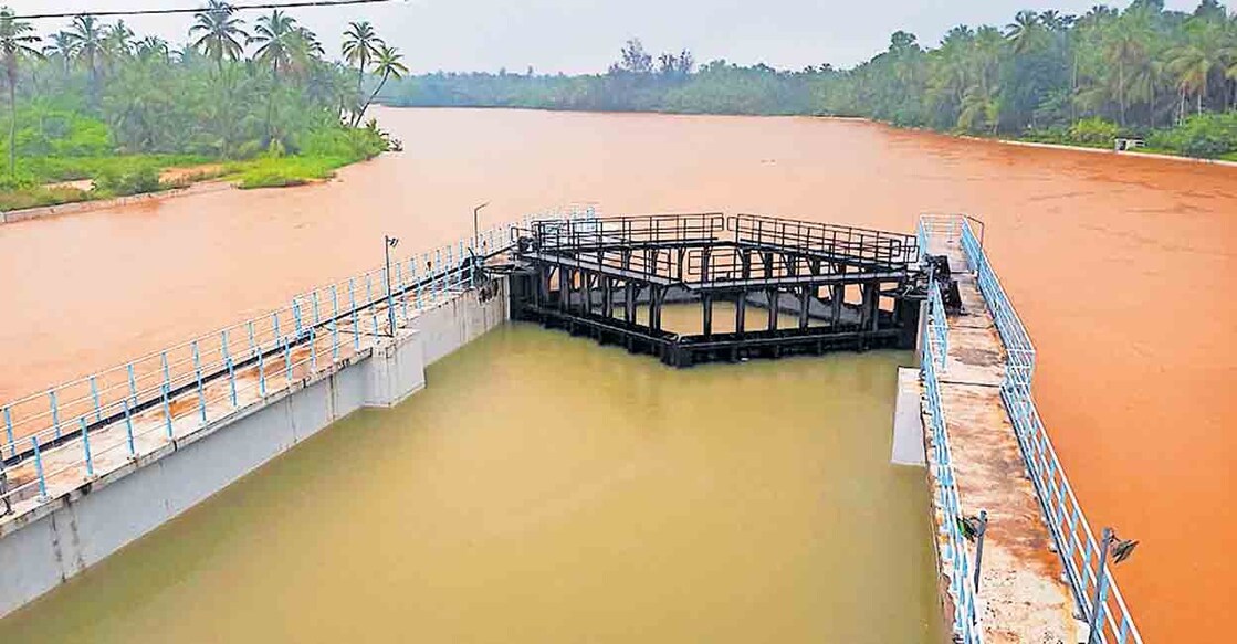 1-paraperum-regulater പാറപ്രം റഗുലേറ്റർ കം ബ്രിജിന്റെ മധ്യത്തിലായി നിർമിച്ച നാവിഗേഷൻ ലോക്ക് സാങ്കേതിക തകരാർ മൂലം തുറക്കാൻ പറ്റാത്ത രീതിയിൽ.