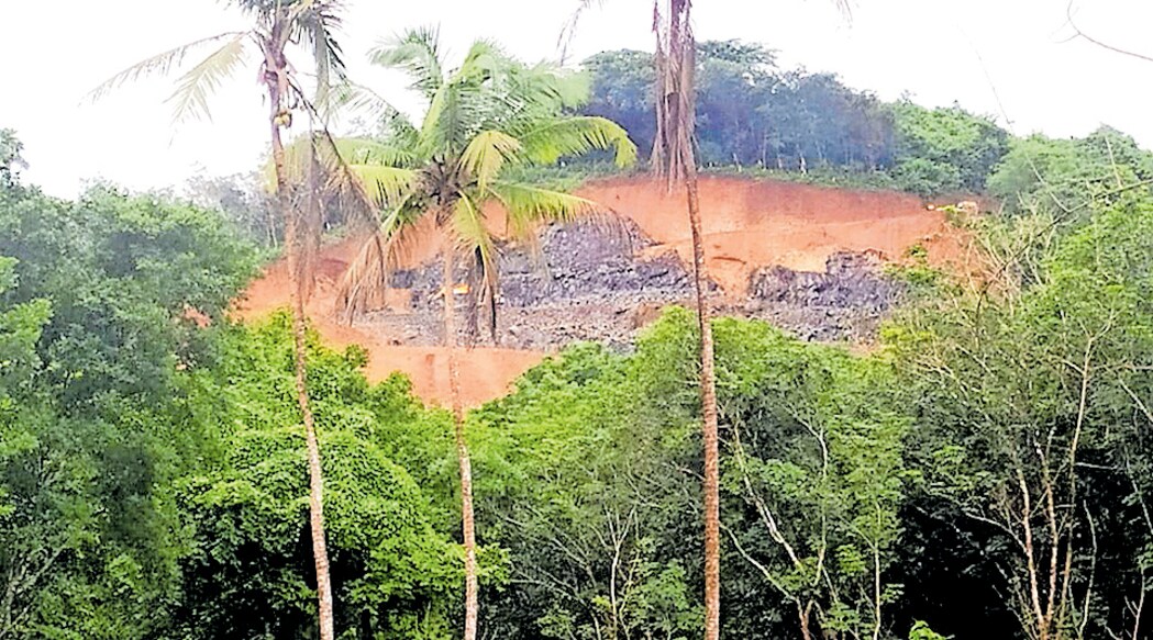 peruvamba1 പെരുവാമ്പയിൽ കനത്ത മഴയിലും പ്രവർത്തിക്കുന്ന കരിങ്കൽ ക്വാറികളിലൊന്ന്.