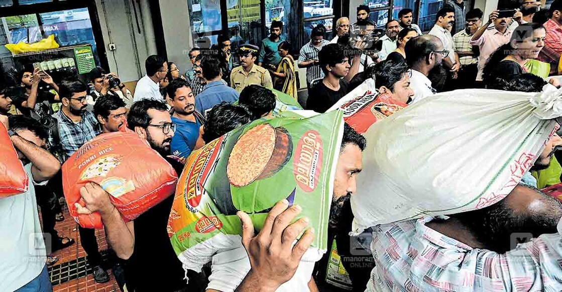 വയനാട്ടിലേക്കുള്ള അരി കണ്ണൂർ ജില്ലാ പഞ്ചായത്ത് ഓഫിസിലെ കലക്‌ഷൻ കേന്ദ്രത്തിൽനിന്നു വാഹനത്തിൽ കയറ്റുന്നു. ചിത്രം: മനോരമ  