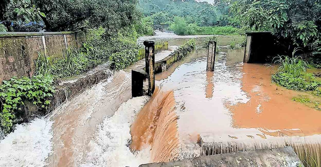 മട്ടന്നൂരിൽ കനത്ത മഴയെ തുടർന്ന് വിമാനത്താവളത്തിൽനിന്ന് വെള്ളം കല്ലേരിക്കര ഭാഗത്തേക്ക് കുതിച്ചൊഴുകുന്നു. കഴിഞ്ഞ മാസം ഉണ്ടായ മഴയിൽ ഇവിടെ മതിൽ തകർന്നിരുന്നു. 