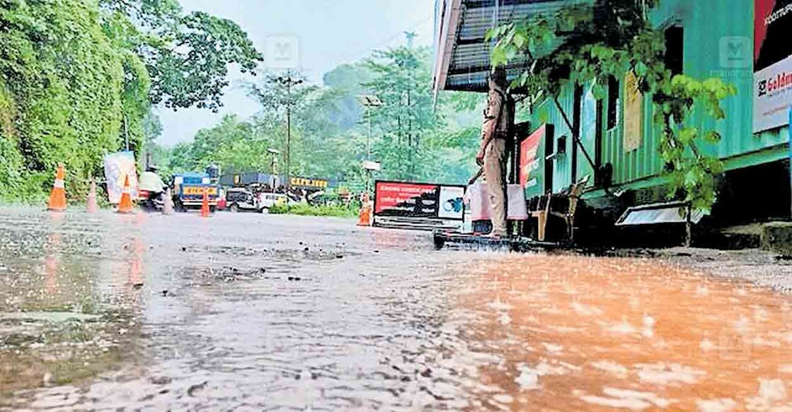 water-logging കൂട്ടുപുഴ എക്സൈസ് ചെക് പോസ്റ്റിനു മുന്നിലെ വെള്ളക്കെട്ട്.