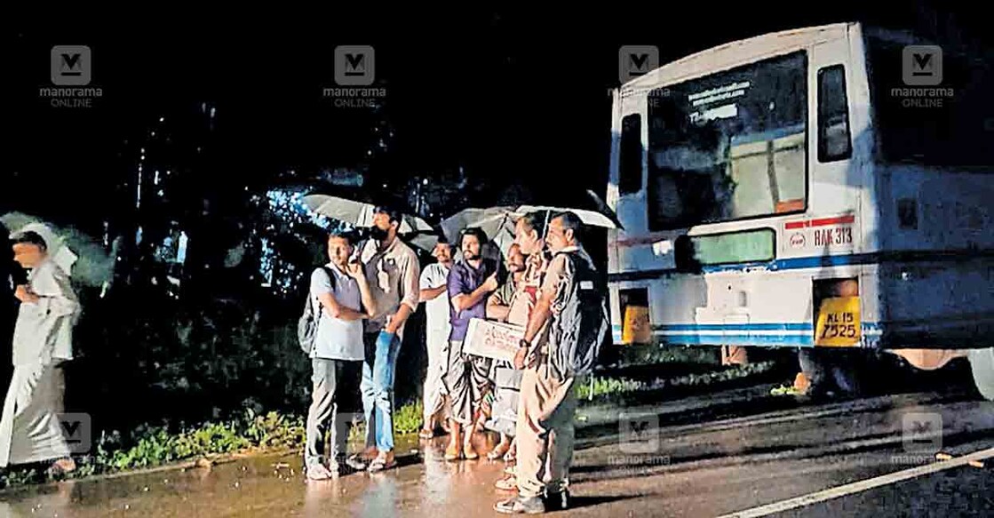 cherupuzha-bus കെഎസ്ആർടിസി ബസ് തകരാറിലായതിനെത്തുടർന്നു വഴിയിലായ യാത്രക്കാർ.(മച്ചിയിൽ കയറ്റത്തിൽ നിന്നുള്ള ദൃശ്യം).