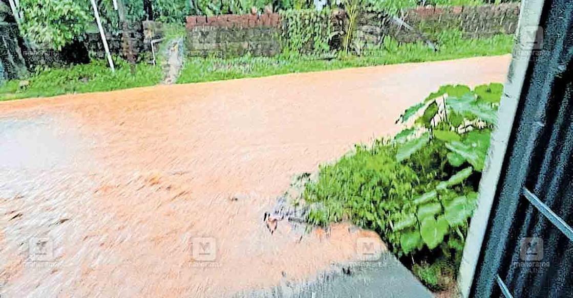 മഴക്കാലത്ത് കണ്ണവം – ചെറുവാഞ്ചേരി റോഡിൽ ഉണ്ടാകുന്ന വെള്ളക്കെട്ട്. 