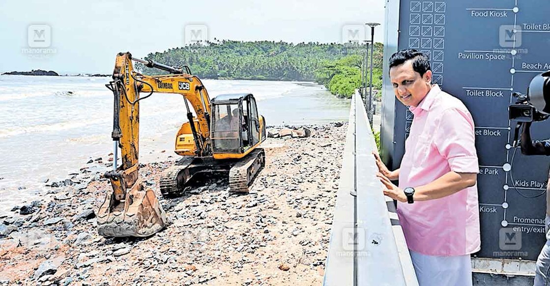 
മുഴപ്പിലങ്ങാട് ബീച്ച് നവീകരണ ജോലികൾ മന്ത്രി പി.എ.മുഹമ്മദ് 
റിയാസ് വിലയിരുത്തുന്നു. ചിത്രം:മനോരമ  