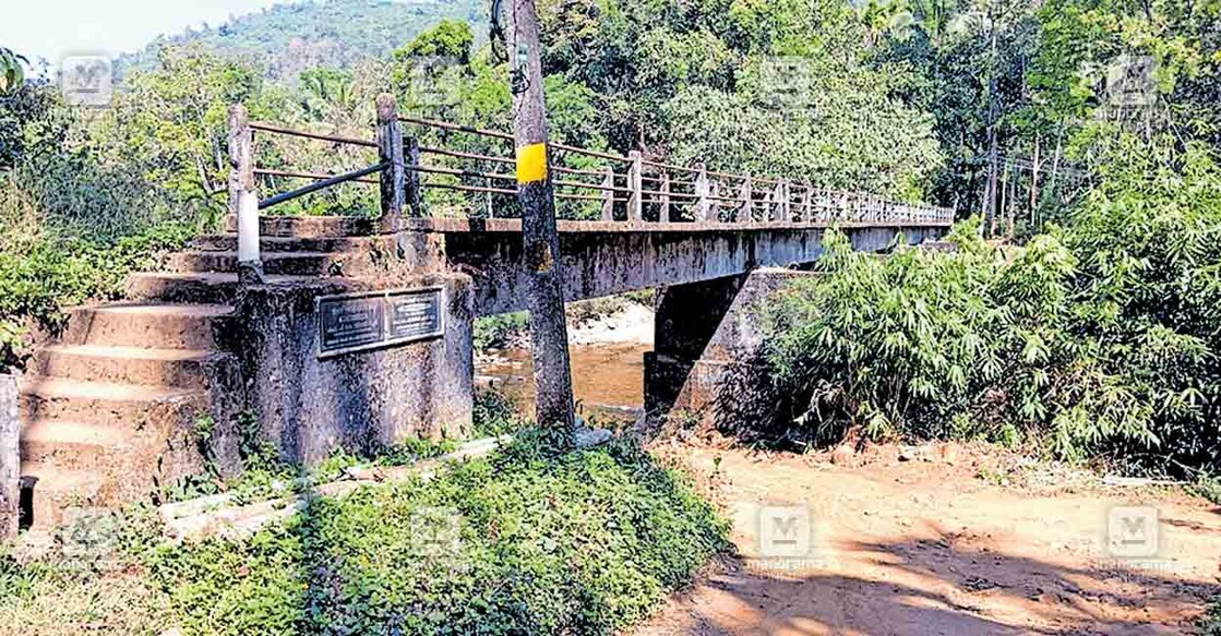 തേജസ്വിനിപ്പുഴയിൽ മീന്തുള്ളി ഭാഗത്തെ നടപ്പാലം.  