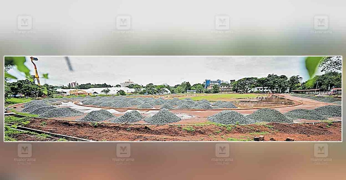 സിന്തറ്റിക് ട്രാക്ക് നിർമാണം പുരോഗമിക്കുന്ന കണ്ണൂർ പൊലീസ് പരേഡ് ഗ്രൗണ്ട്. 

