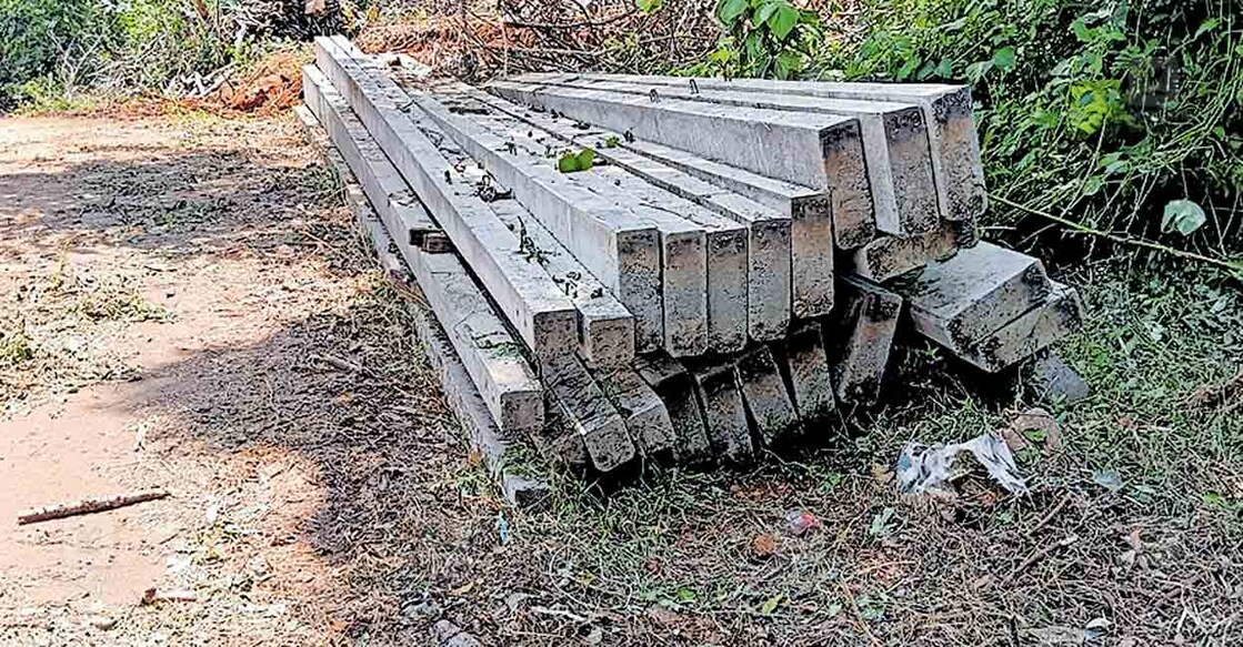 kannur-electric-posts
ഉമയംചാൽ ഭാഗത്ത് അപകടകരമാംവിധം റോഡരികിൽ ഇറക്കിയിട്ട വൈദ്യുതത്തൂണുകൾ.