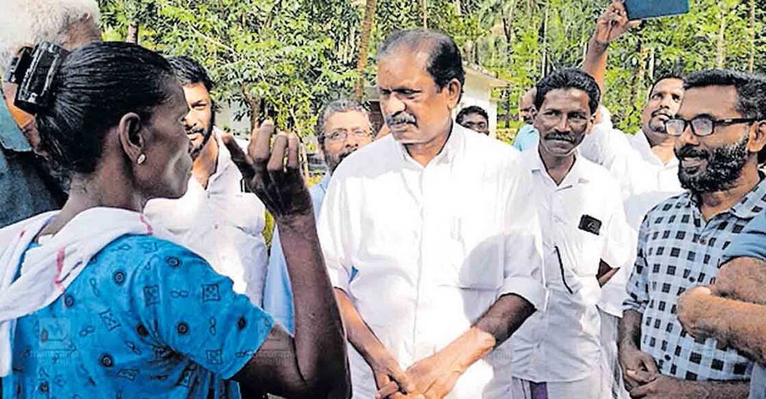 kannur-or-kelu കണിച്ചാർ പഞ്ചായത്തിലെ താഴെ വെള്ളറ എത്തിയ മന്ത്രി
ഒ.ആർ.കേളു നാട്ടുകാരിൽ നിന്ന് പരാതികൾ കേൾക്കുന്നു.
