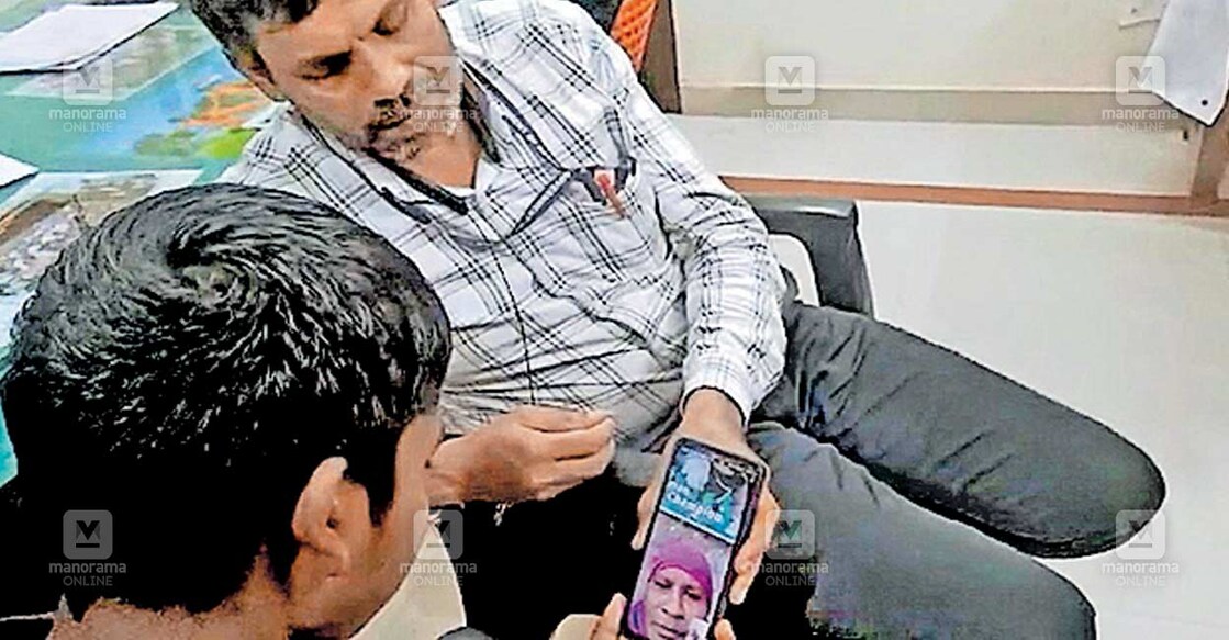 ട്രെയിനിൽ കയറി കണ്ണൂർ റെയിൽവേ സ്റ്റേഷനിൽ എത്തിയ ഹൈദരാബാദ് സ്വദേശിയായ ഫിറോസി(15)നെ തലശ്ശേരി ചിൽഡ്രൻസ് ഹോമിലെത്തിച്ചപ്പോൾ ഹോം സൂപ്രണ്ട് കുട്ടിയുടെ നാട്ടിലെ ബന്ധുക്കളെ കണ്ടെത്തി വീഡിയോ കോളിൽ കുട്ടിയെ മാതാവുമായി സംസാരിപ്പിക്കുന്നു.  

